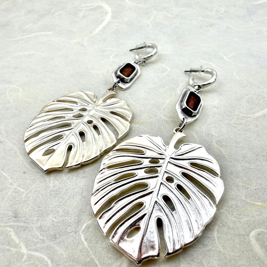 statement επάργυρα ορειχάλκινα σκουλαρίκια σε σχέδιο μονστέρα