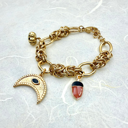 statement βραχιόλι με ατσάλινη αλυσίδα και link chain design με charm μισοφέγγαρου, βελανίδι και κολοκύθα