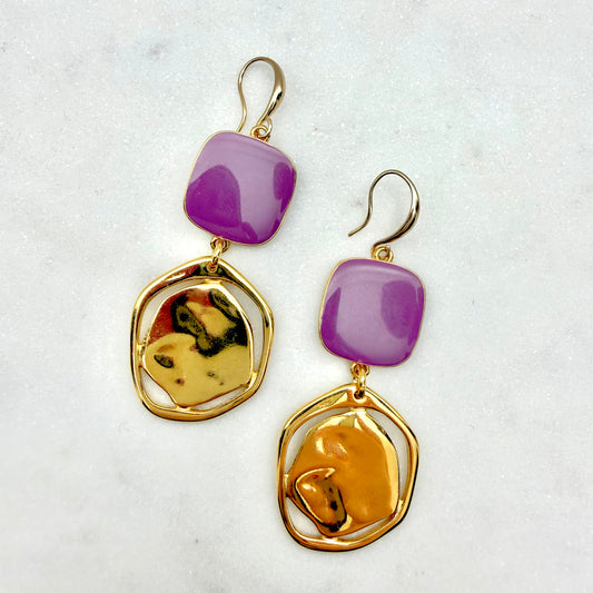 statement κρεμαστά σκουλαρίκια με βιολετί glossy & abstract επίχρυσο κρεμαστό στοιχείο