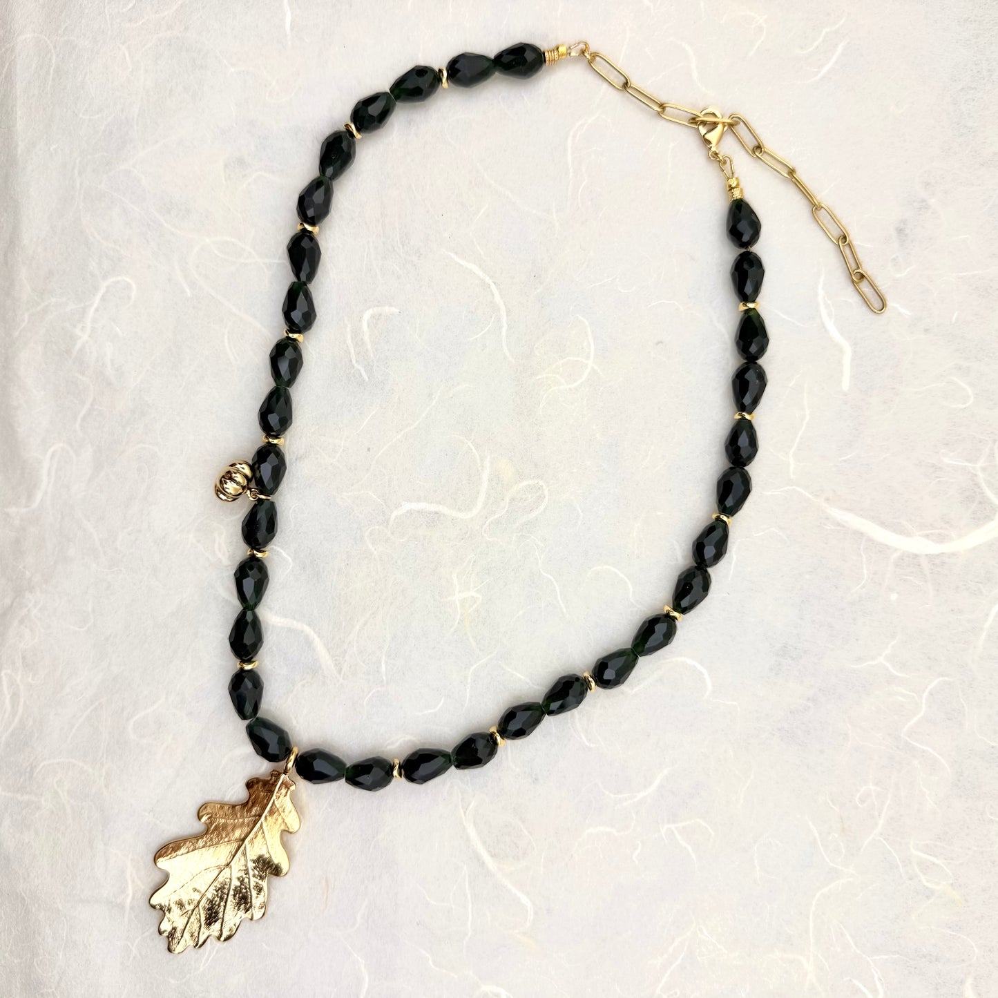 χειροποίητο κολιέ με χάντρες σε σχήμα δάκρυ σε πράσινο σκούρο χρώμα και oak leaf κρεμαστό στοιχείο και charm κολοκύθα