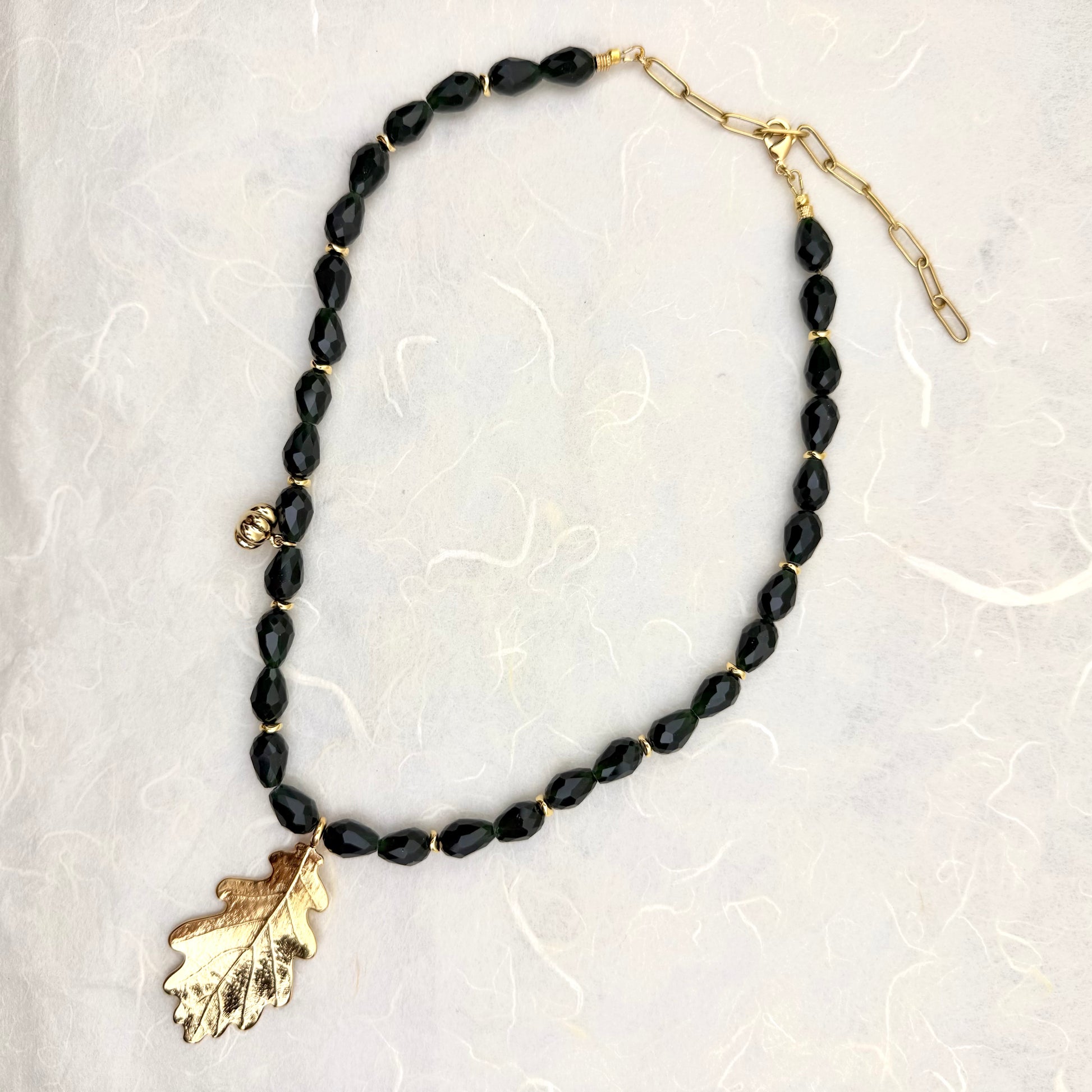 χειροποίητο κολιέ με χάντρες σε σχήμα δάκρυ σε πράσινο σκούρο χρώμα και oak leaf κρεμαστό στοιχείο και charm κολοκύθα