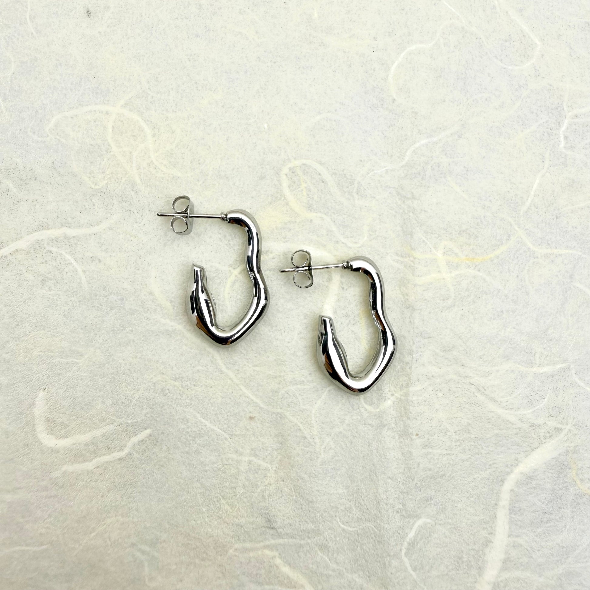 ατσάλινα ασημί σκουλαρίκια με liquid-inspired design