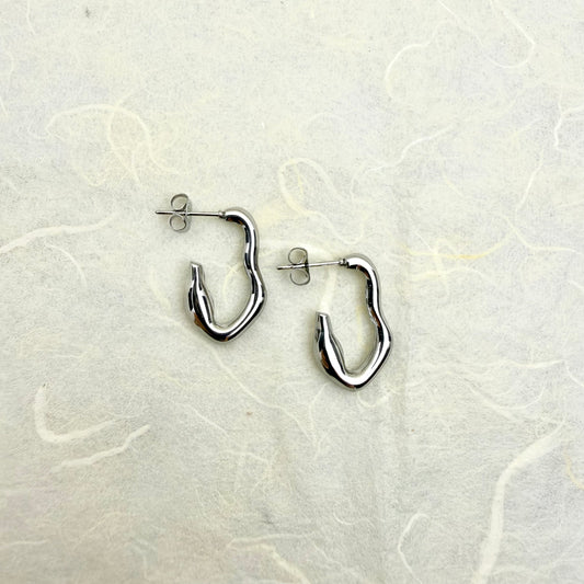 ατσάλινα ασημί σκουλαρίκια με liquid-inspired design