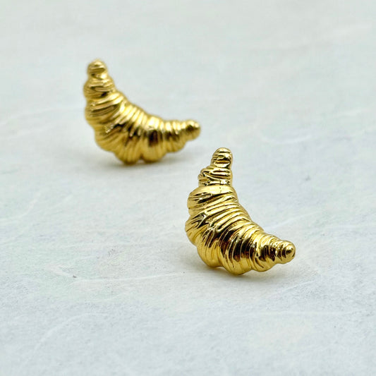 Επιχρυσωμένα καρφωτά σκουλαρίκια με croissant-inspired design