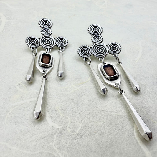 χειροποίητα κρεμαστά ορειχάλκινα σκουλαρίκια διακοσμημένα με intricate spiral patterns