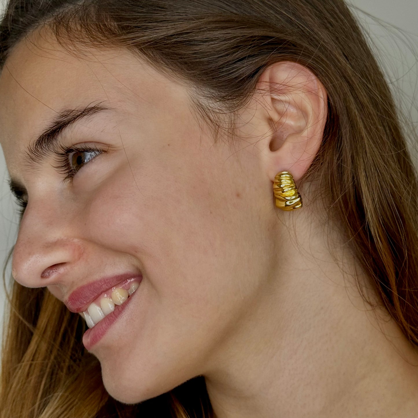 Wrinkly Earrings – επιχρυσωμένα καρφωτά σκουλαρίκια με ζαρωμένο σχέδιο