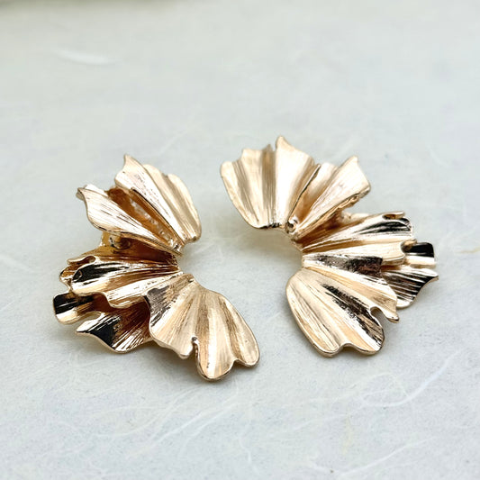 επιχρυσωμένα καρφωτά σκουλαρίκια με εντυπωσιακό, bold floral design