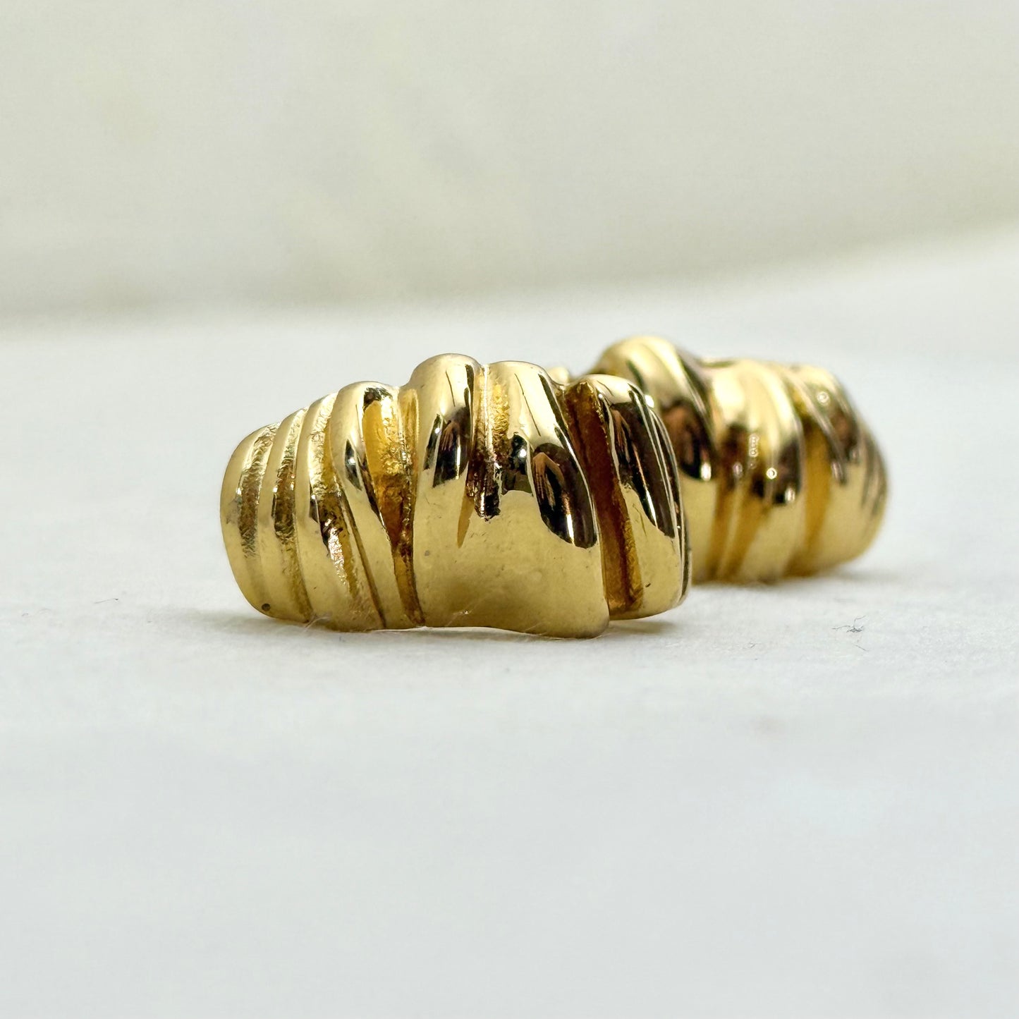 Wrinkly Earrings – επιχρυσωμένα καρφωτά σκουλαρίκια με ζαρωμένο σχέδιο