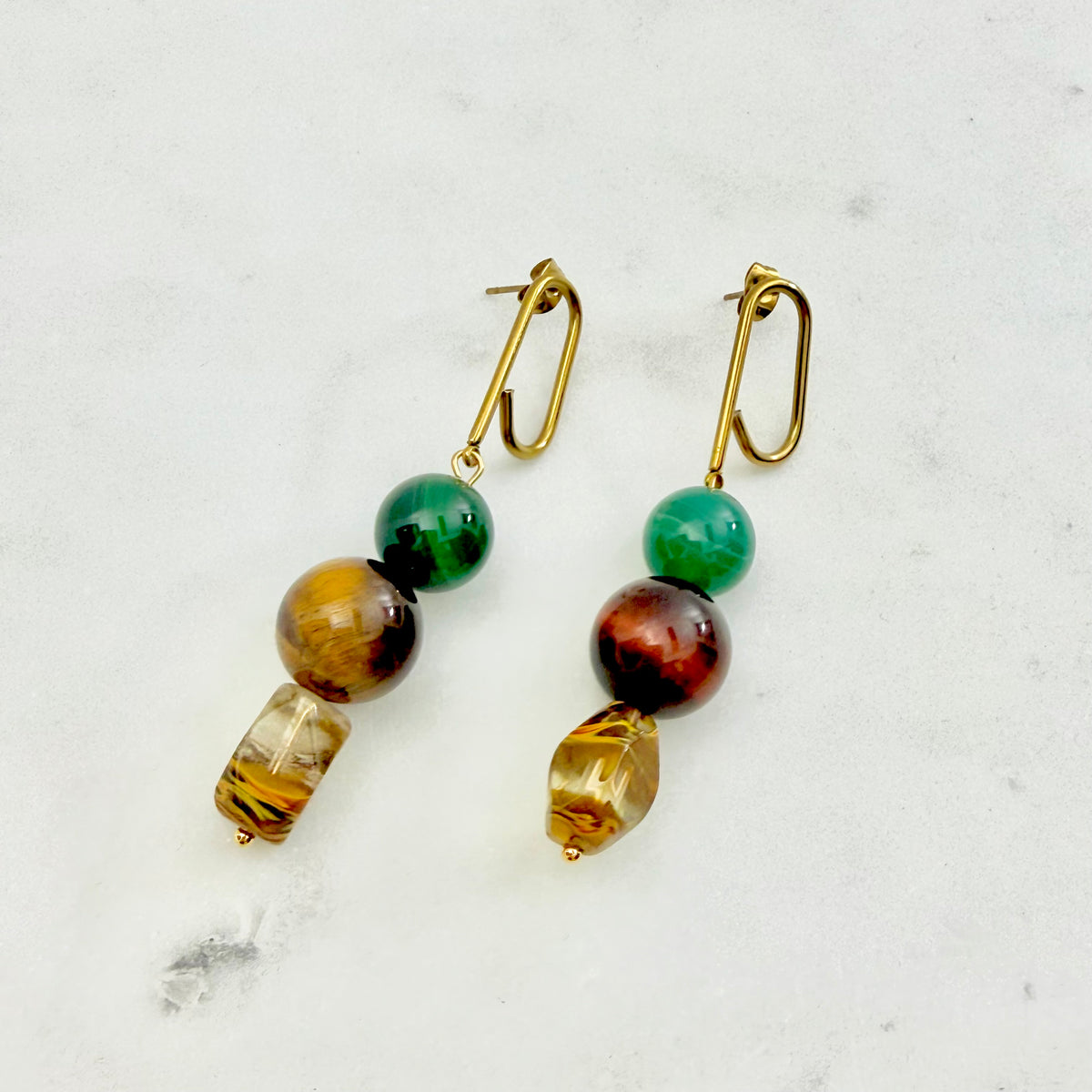moss green earrings με πράσινη πέτρα, warm amber tones και dark brown details σε ένα ιδιαίτερο, earthy design