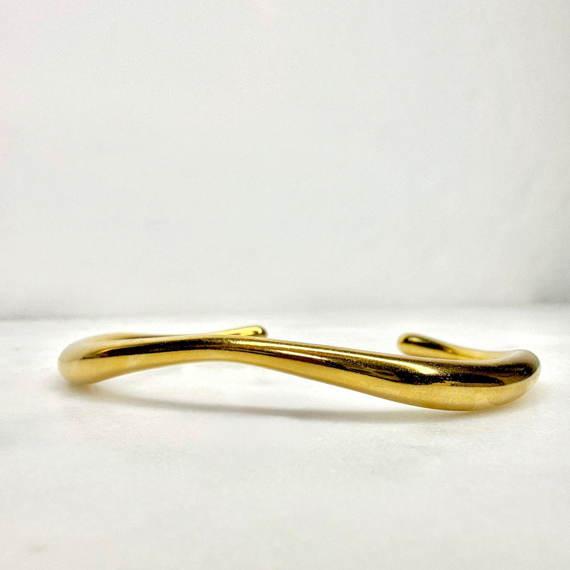 cuff χειροπέδα σε χρυσό χρώμα, σταθερό και ιδανικό για mix & match, ή να φορεθεί μόνο του.