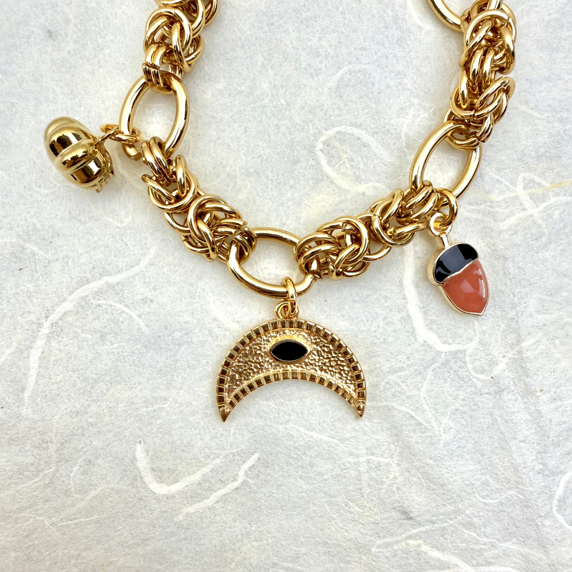 statement βραχιόλι με ατσάλινη αλυσίδα και link chain design με charm μισοφέγγαρου, βελανίδι και κολοκύθα