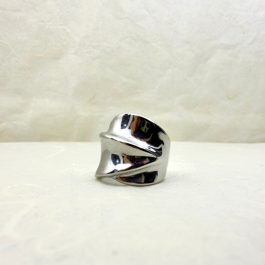 ατσάλινο δαχτυλίδι με bold, chunky design