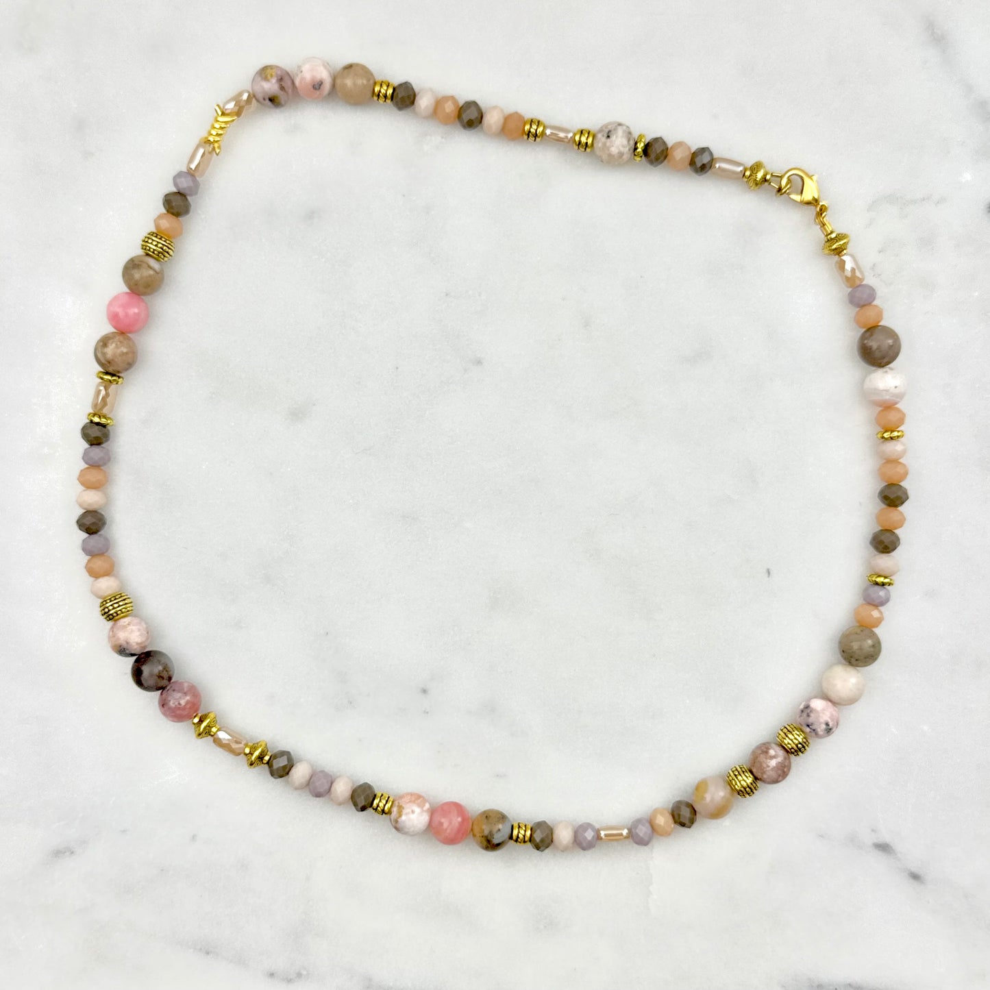 χειροποίητο κολιέ με φυσικές πέτρες σε γήινες αποχρώσεις