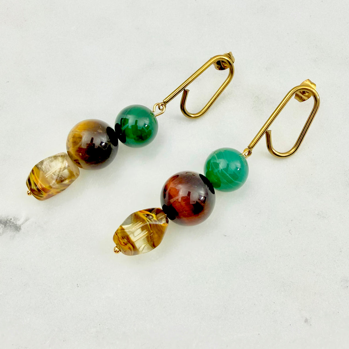 moss green earrings με πράσινη πέτρα, warm amber tones και dark brown details σε ένα ιδιαίτερο, earthy design
