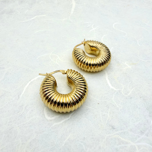 ατσάλινα σκουλαρίκια με bold εντυπωσιακό grooved design