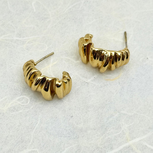 Wrinkly Earrings – επιχρυσωμένα καρφωτά σκουλαρίκια με ζαρωμένο σχέδιο