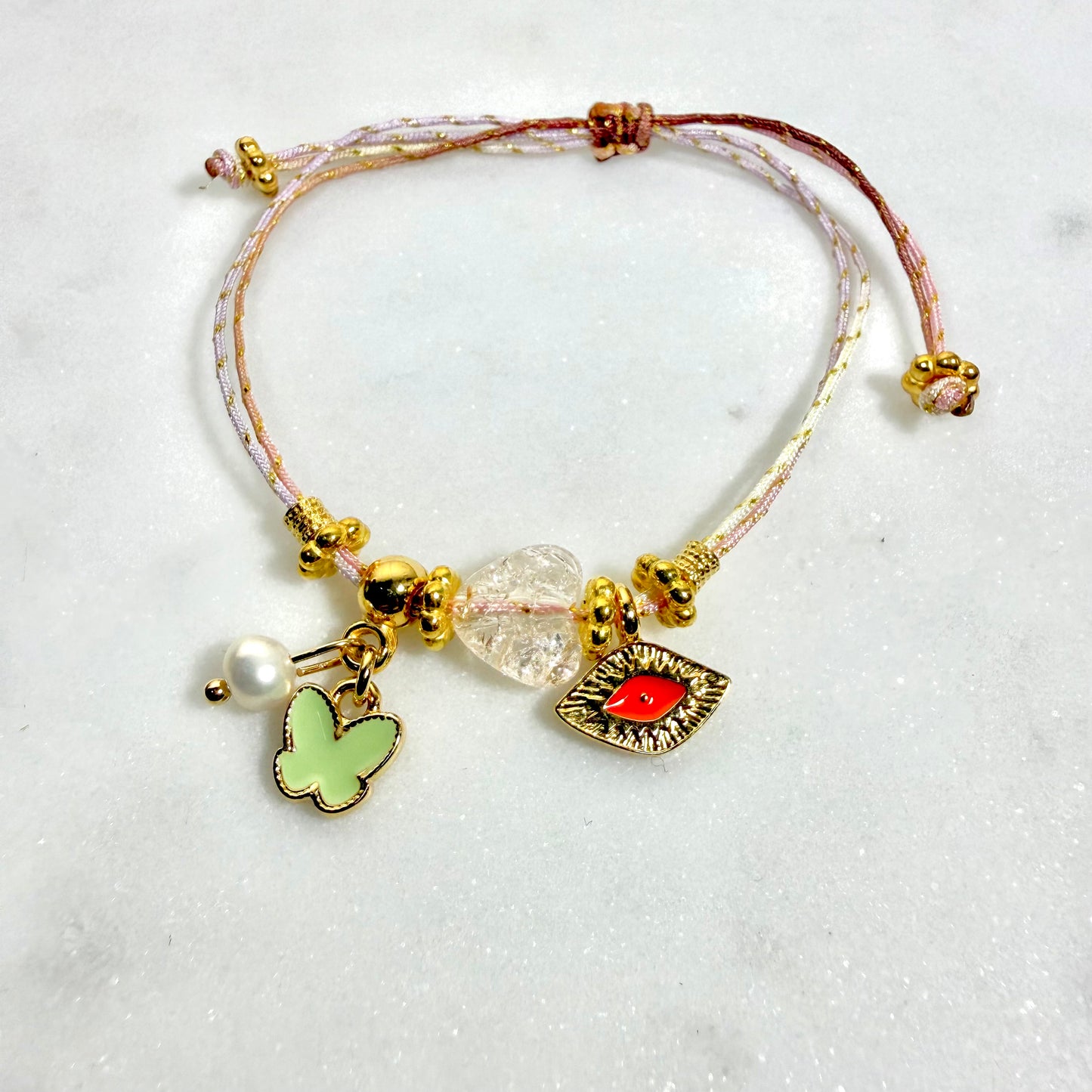 μαρτάκι χειροποίητο σε πολυχρωμο παλ κορδόνι με επίχρυσες λεπτομέρειες και διακριτικά charms πεταλούδα και ματάκι