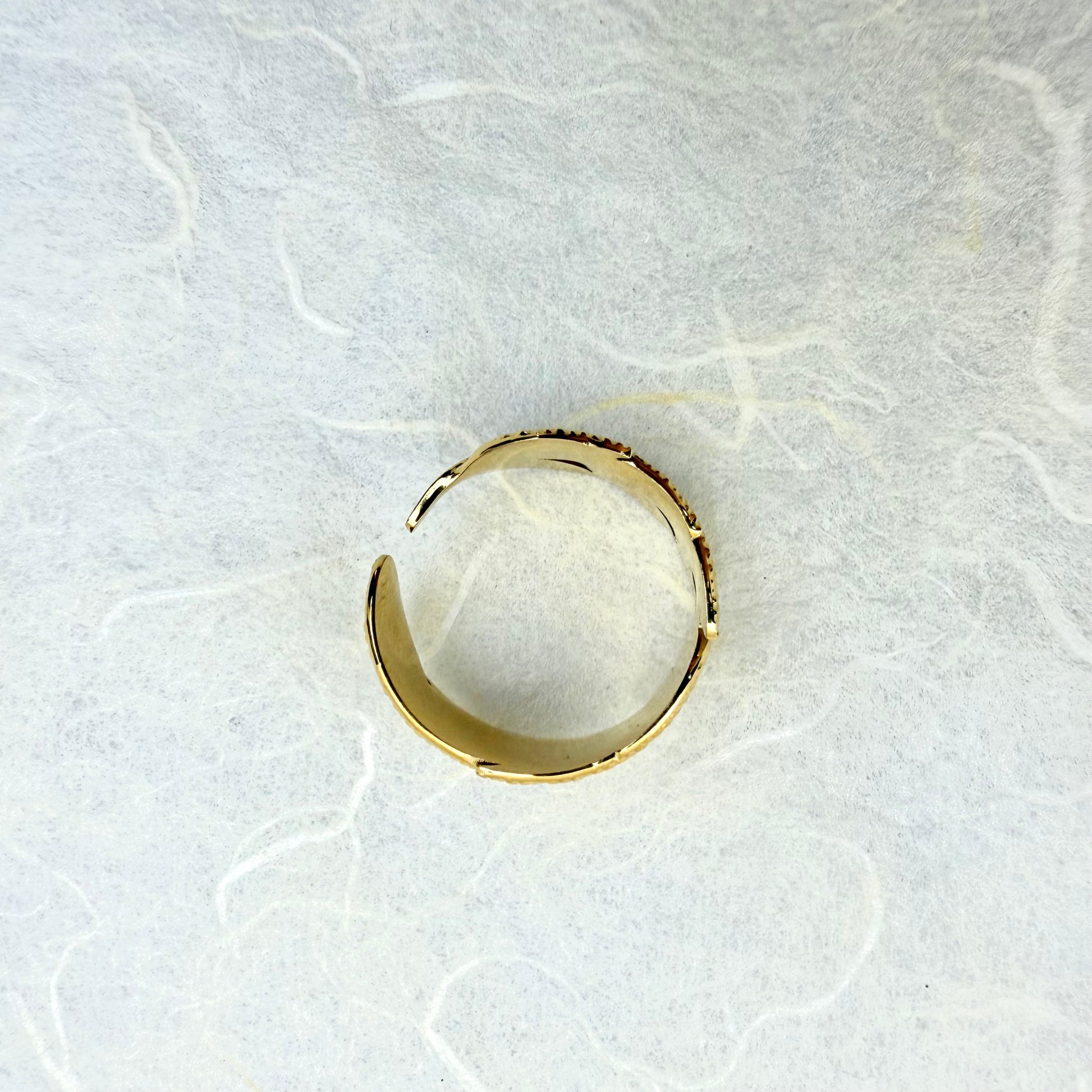 ατσάλινο δαχτυλίδι με feather-inspired σχέδιο